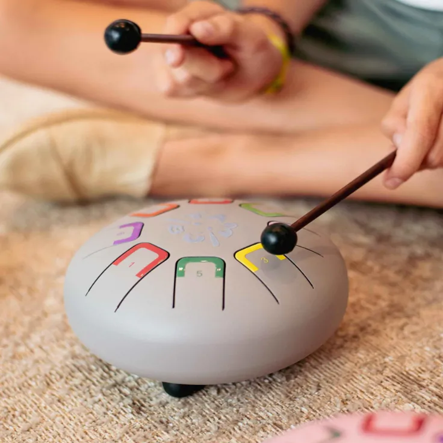 BABY TAMBÚ TAMBOR DE LENGÜETAS Y NOTAS SMOKY LOKY - Imagen 3